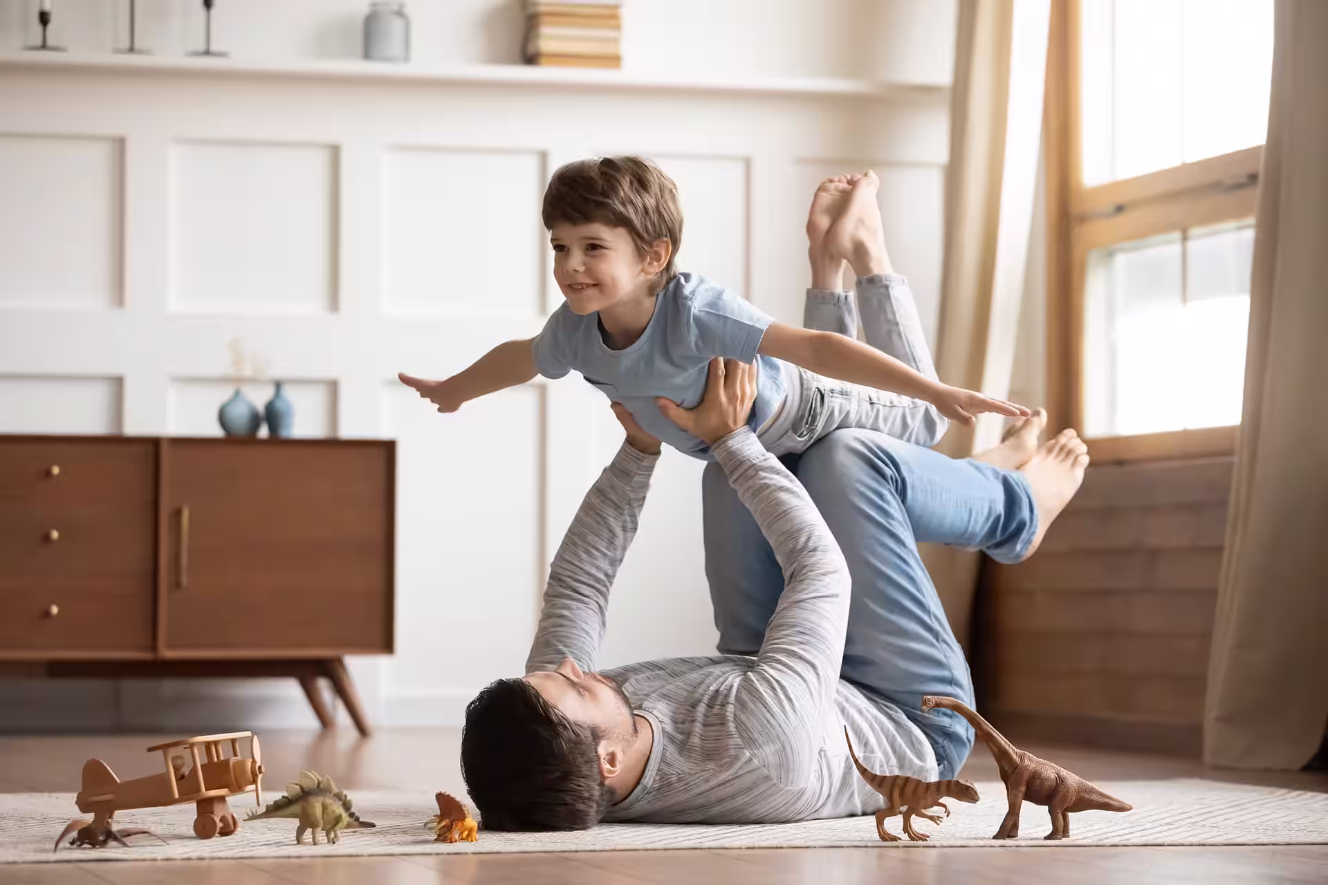 Vater spielt mit Sohn